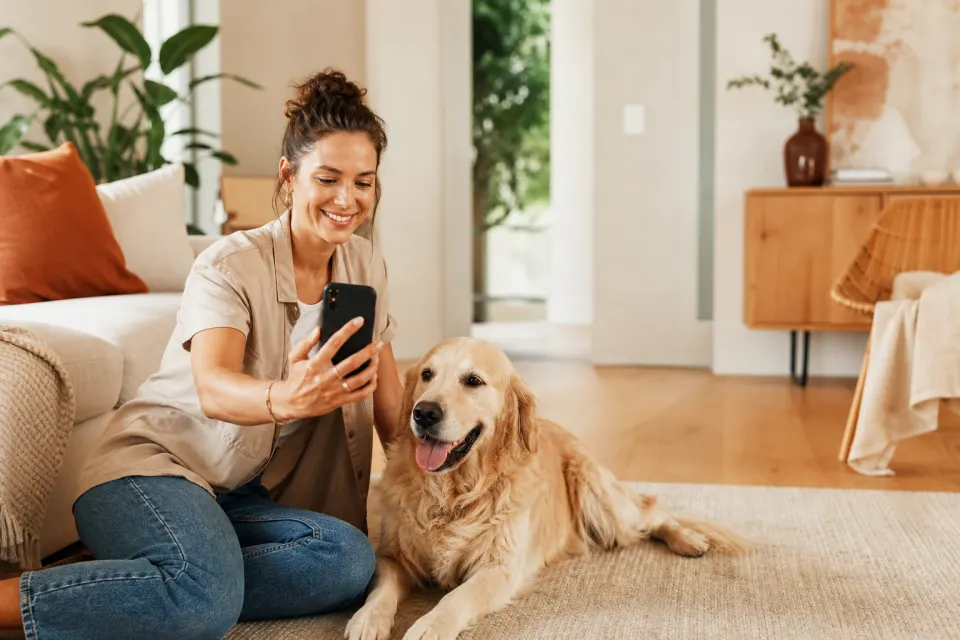 Dog sitter che aggiorna il cliente dal telefono durante il servizio